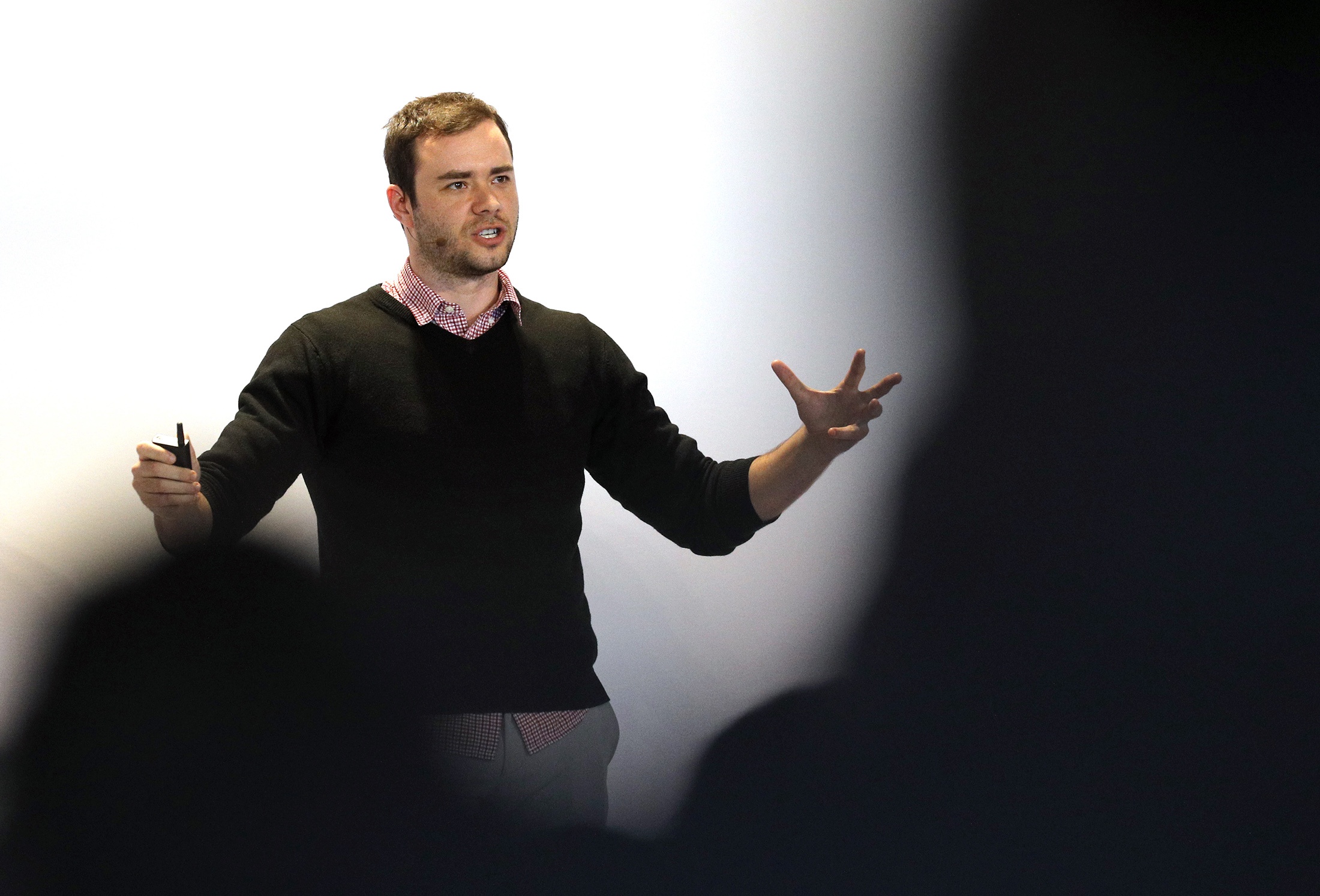 Them mot giam doc cap cao roi Tesla hinh anh