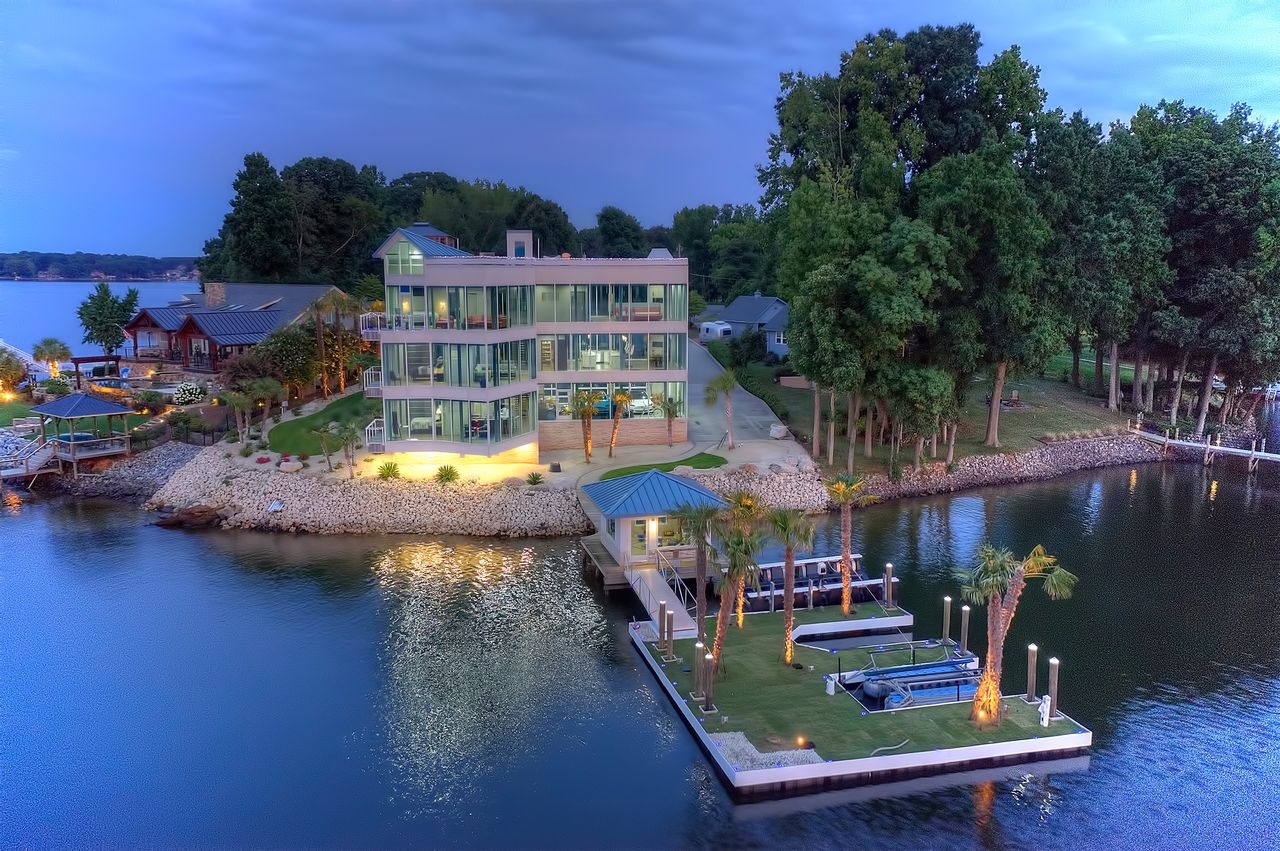 Ben trong ngoi nha trieu USD duoc xay voi 153 tam kinh hinh anh