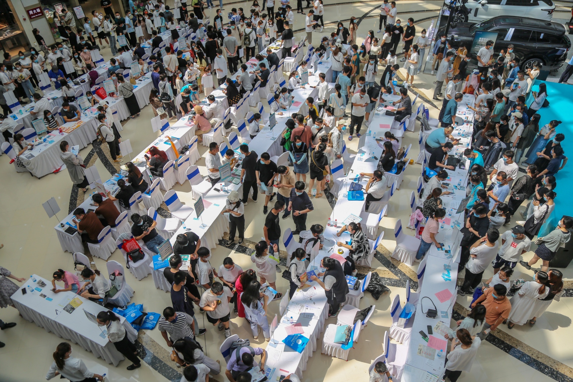 Gen Z Trung Quoc chay dua lam vien chuc nha nuoc hinh anh