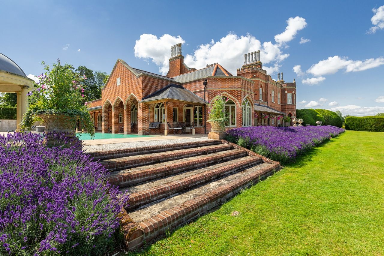 Ben trong dinh thu trieu USD cua quy toc Anh hinh anh