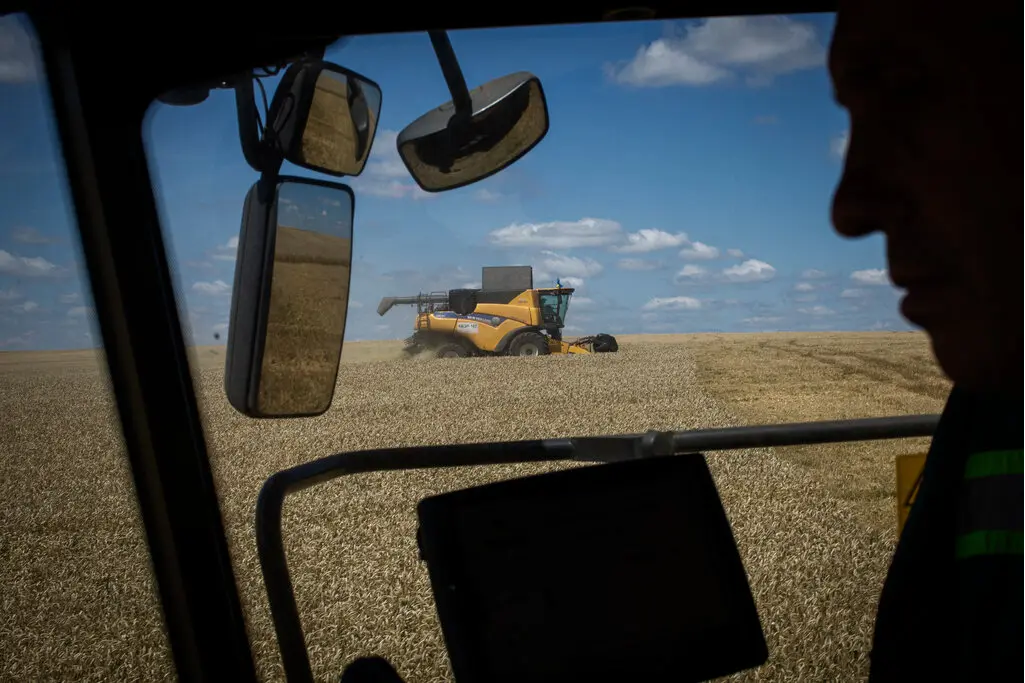 Nong dan van gap kho vi gia xang dau hinh anh