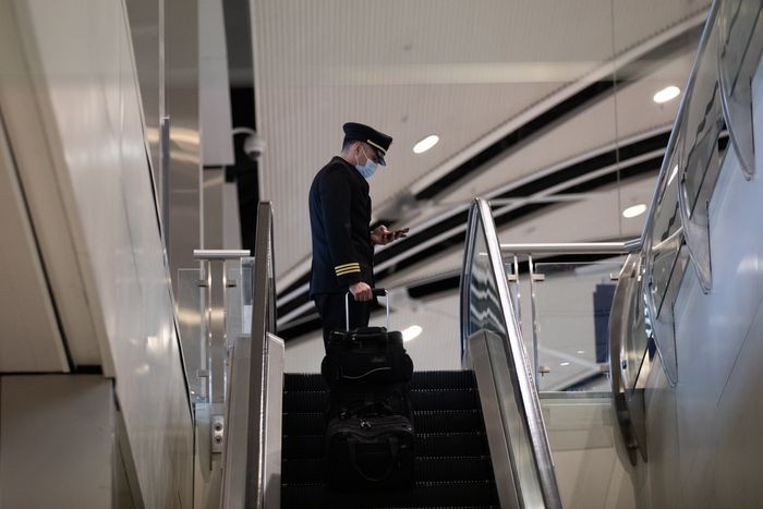 hang khong thieu nhan luc anh 2