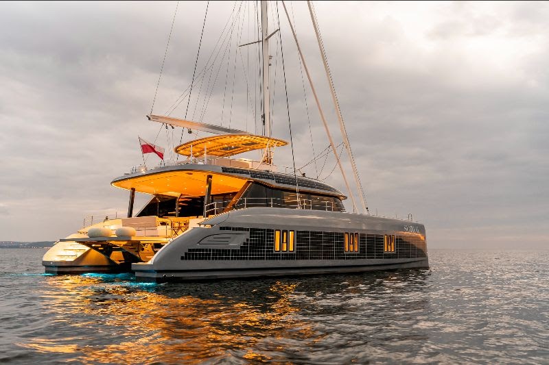 Ben trong chiec thuyen buom hang sang chay nang luong mat troi hinh anh