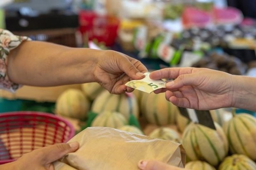 Lam phat o chau Au lap ky luc moi hinh anh