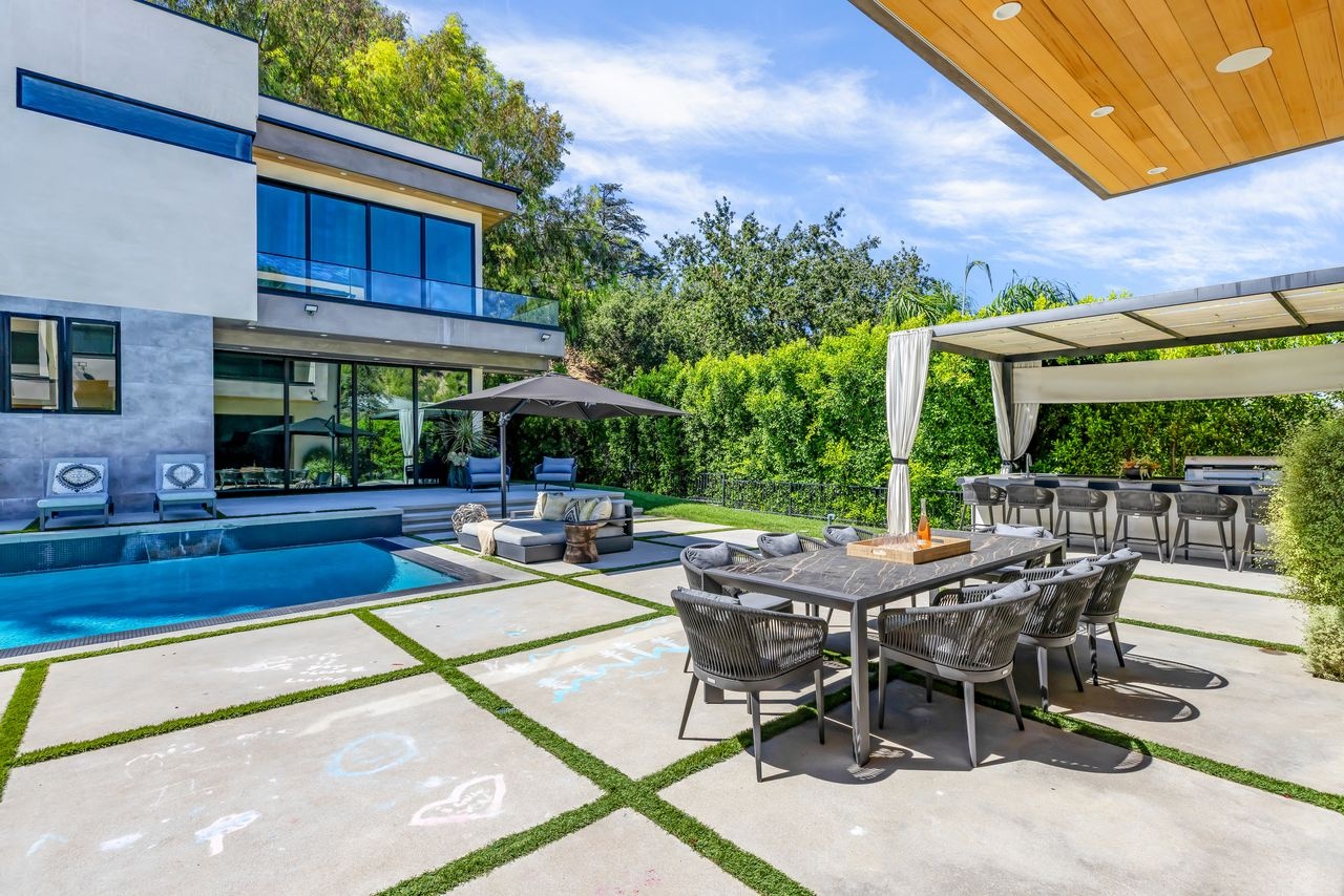 bat dong san noi tieng anh 8