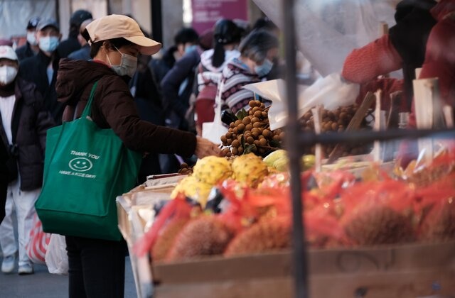 Nguoi My giam mua xang dau, chi tieu nhieu cho thuc pham hinh anh