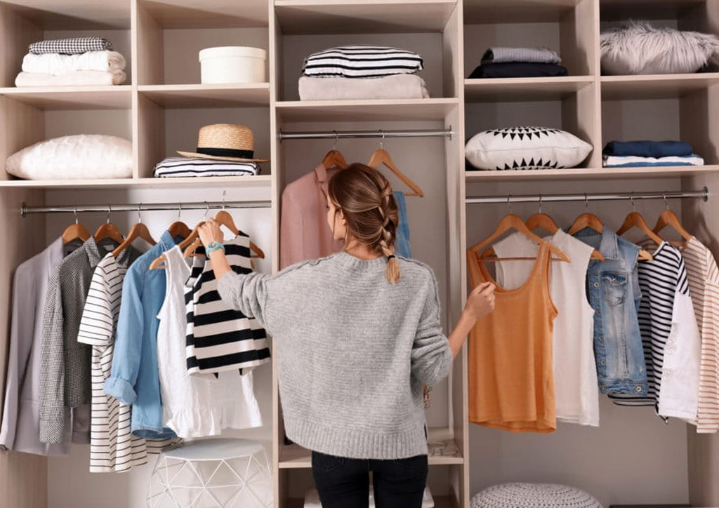 Nguoi phu nu kiem 9.100 USD/thang nho sap xep tu quan ao thue hinh anh