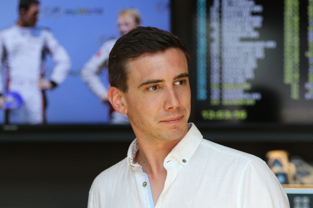 Ty phu 30 tuoi thua ke mot nua Red Bull hinh anh