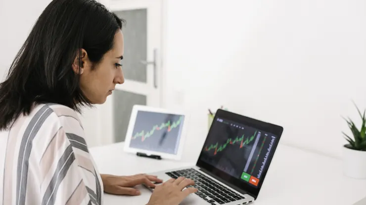 2 loi khuyen giup nha dau tu tre vuot qua thi truong kho khan hinh anh