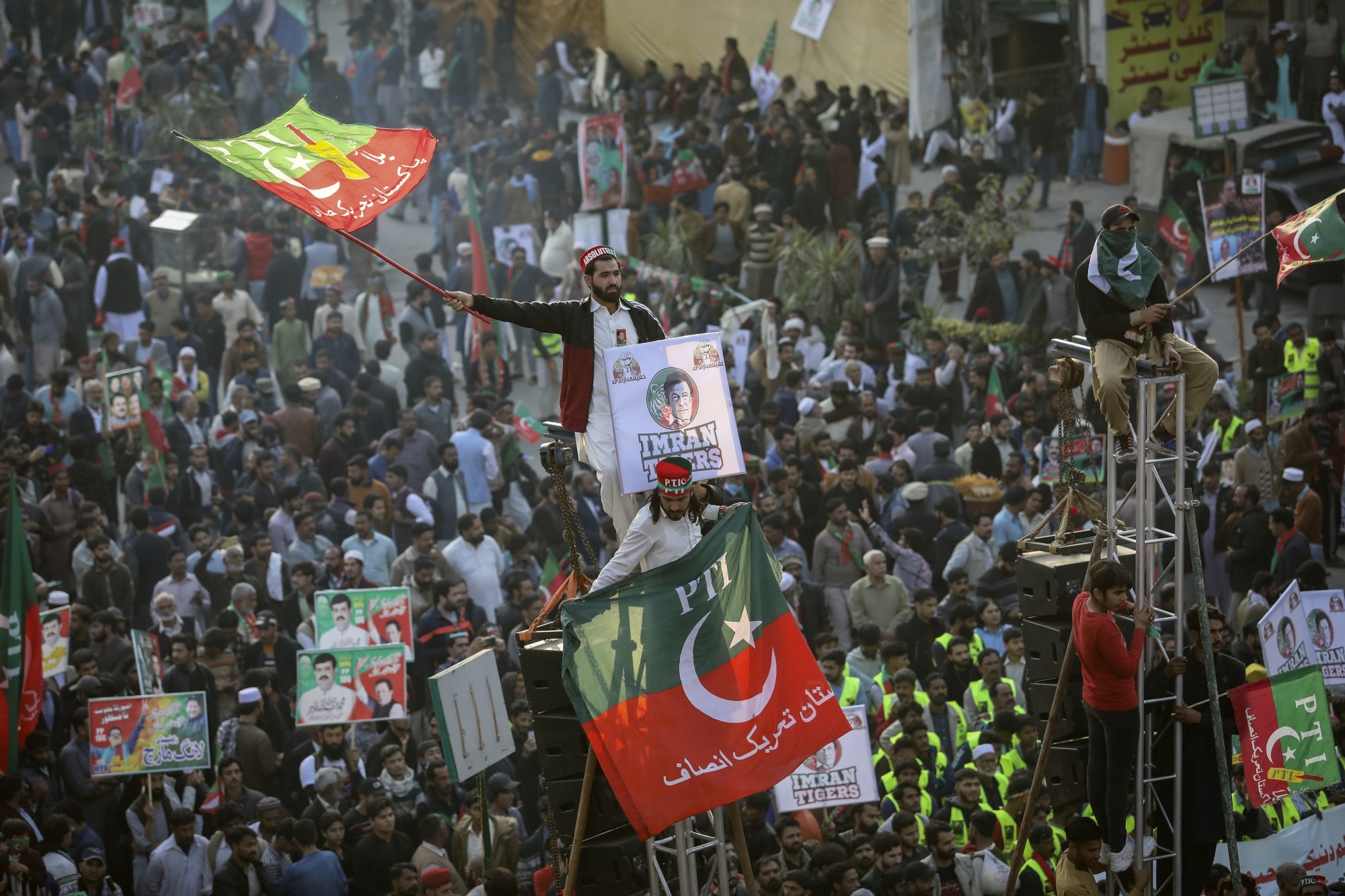 Bung no thi truong cho den USD o Pakistan hinh anh