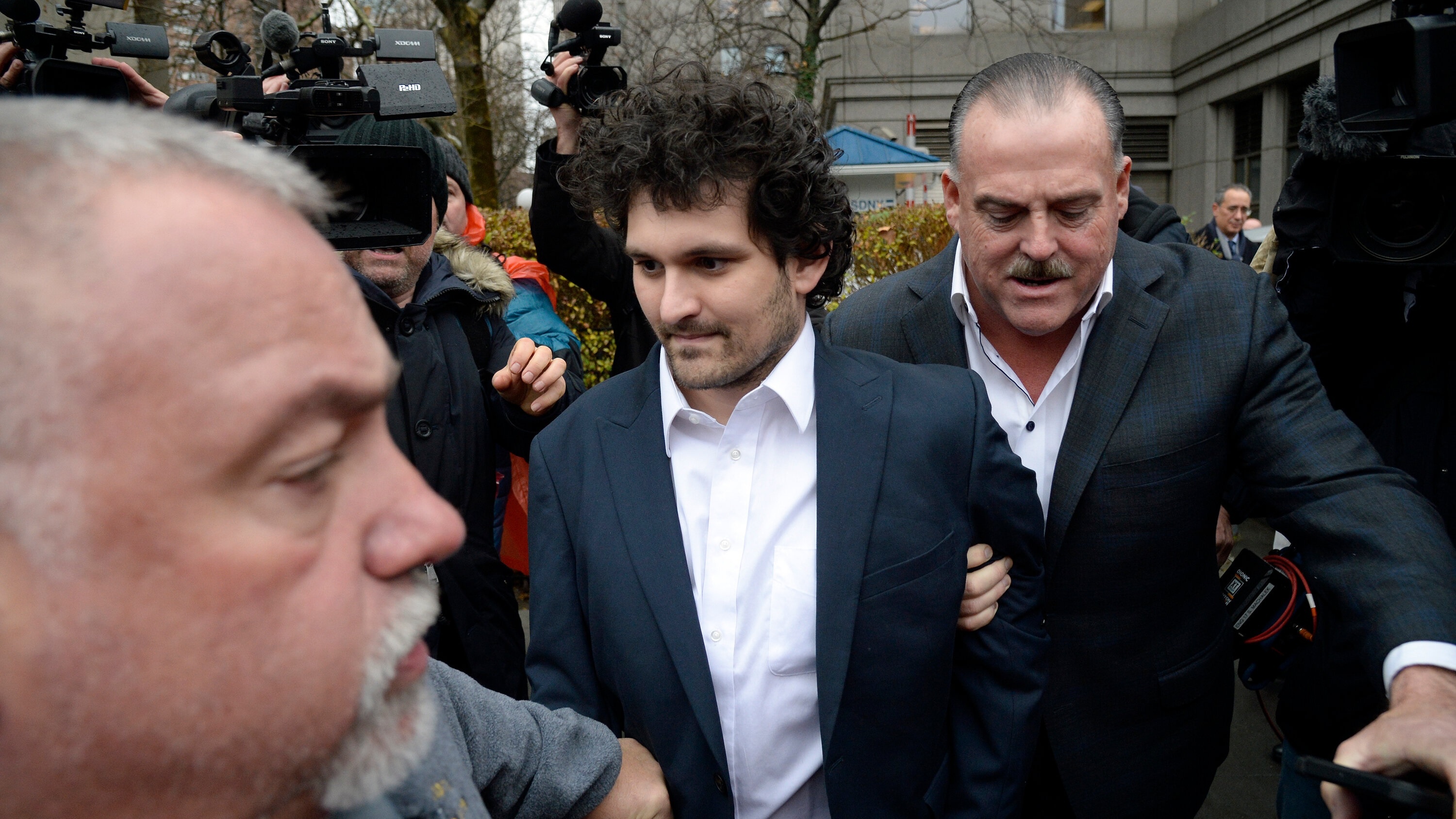 Cuu hieu truong Truong Luat Stanford ky bao lanh cho nha sang lap FTX hinh anh