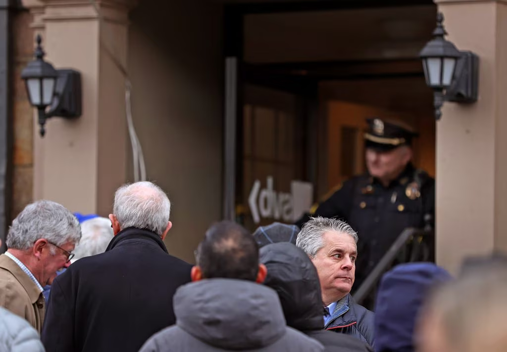 nguoi gui SVB rut tien anh 5