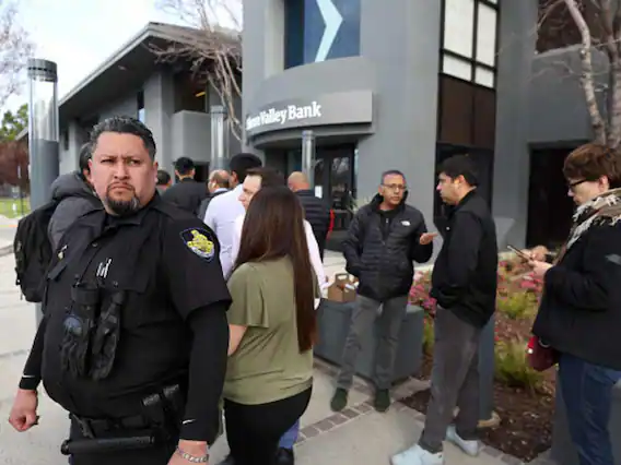 nguoi gui SVB rut tien anh 2