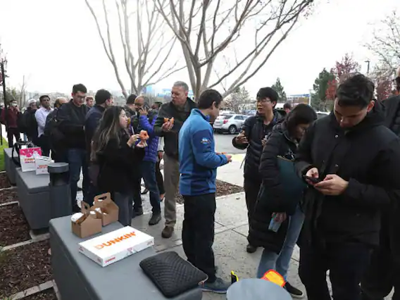 nguoi gui SVB rut tien anh 8