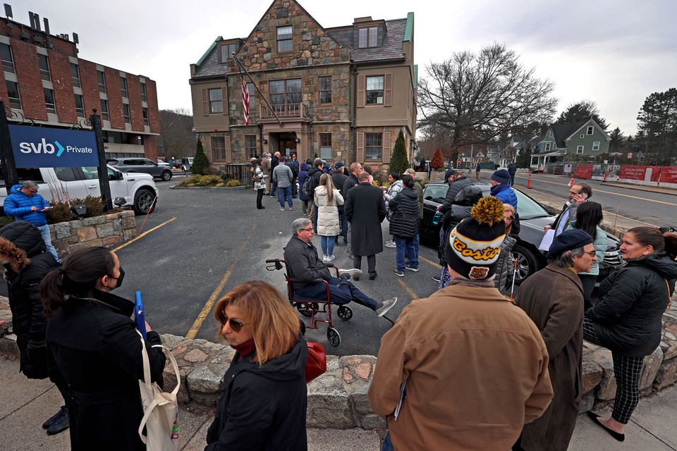 Hang dai nguoi gui cho rut tien o SVB hinh anh