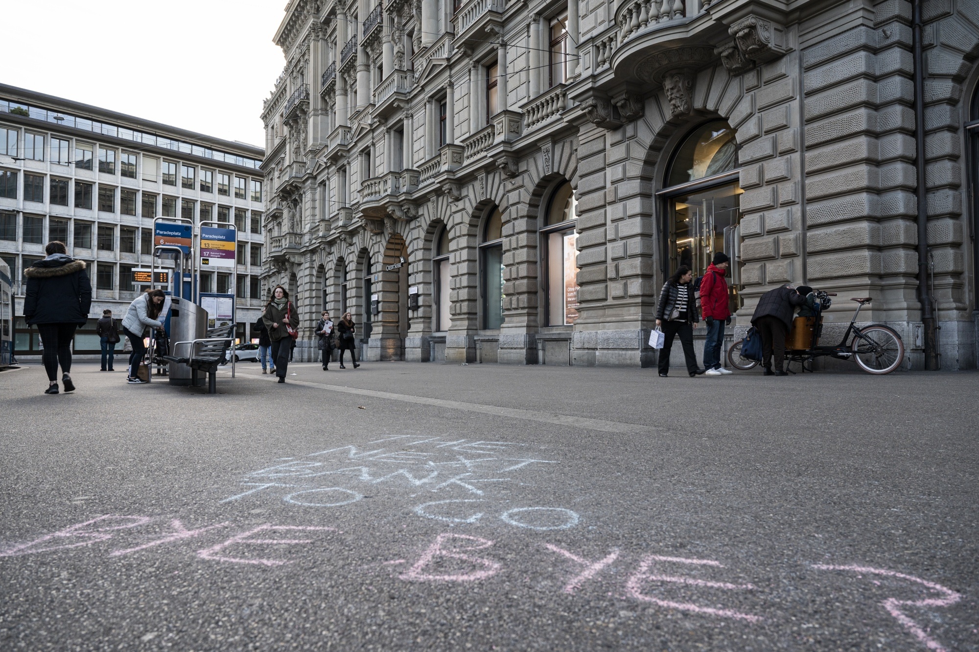 Credit Suisse bi mua lai anh 3