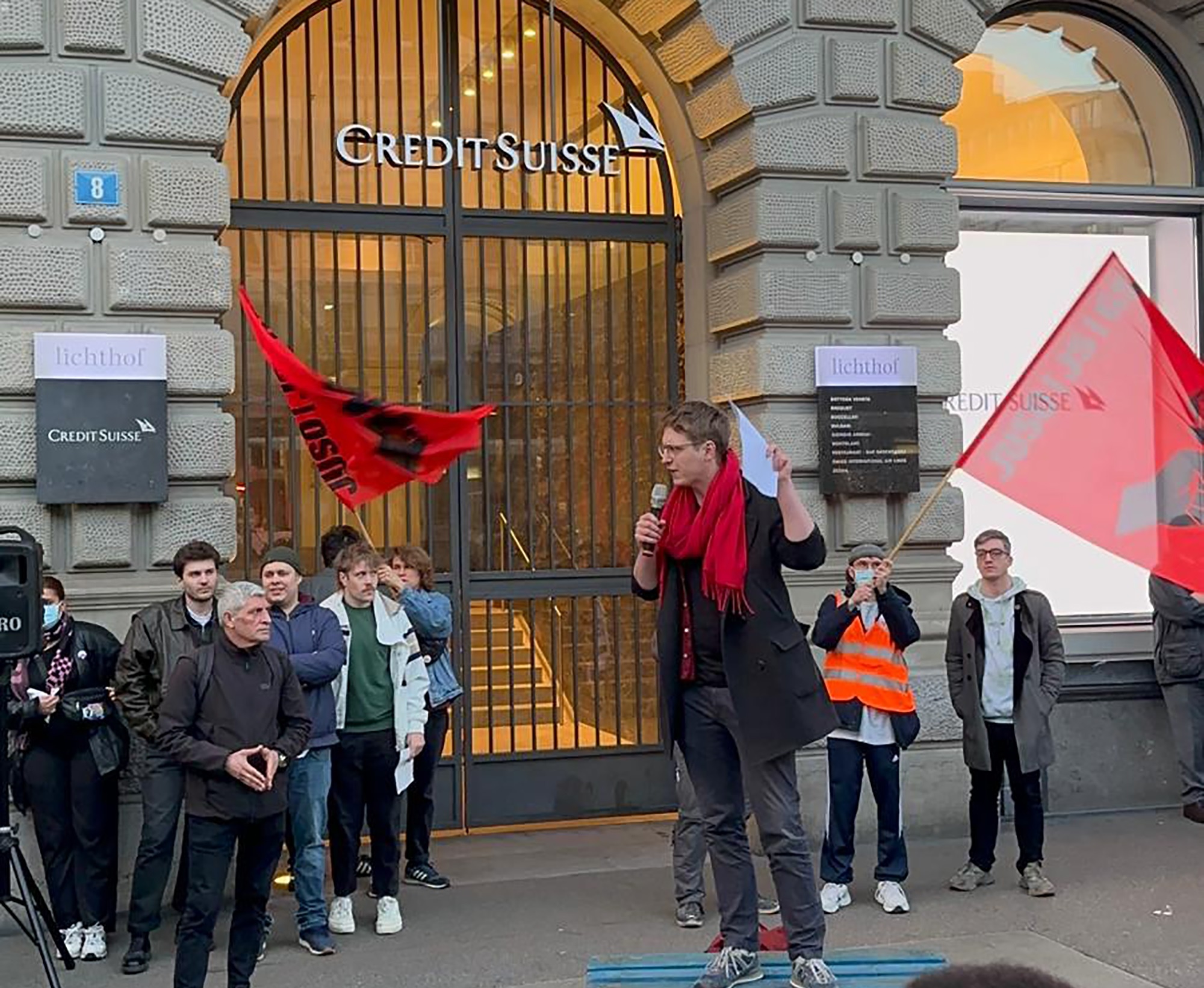 'Cuu' Credit Suisse, moi nguoi dan Thuy Si ganh 13.500 USD hinh anh