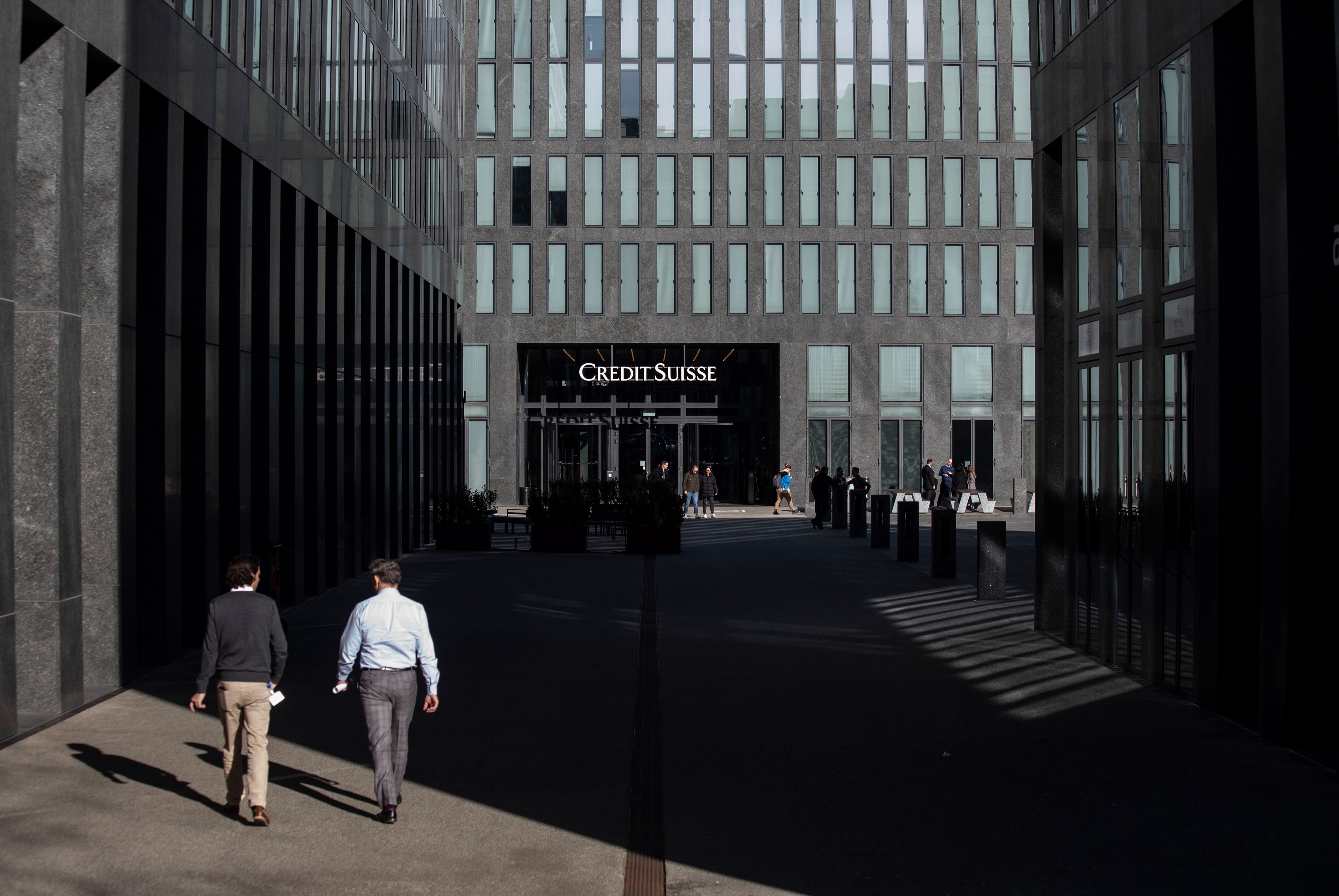 Chinh phu Thuy Si han che chi tra tien thuong tai Credit Suisse hinh anh