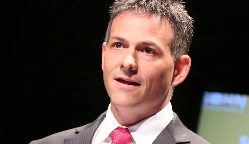 Chuyen dau tu cua ty phu pho Wall: 2 lan vua ban co phieu thi gia tang hinh anh