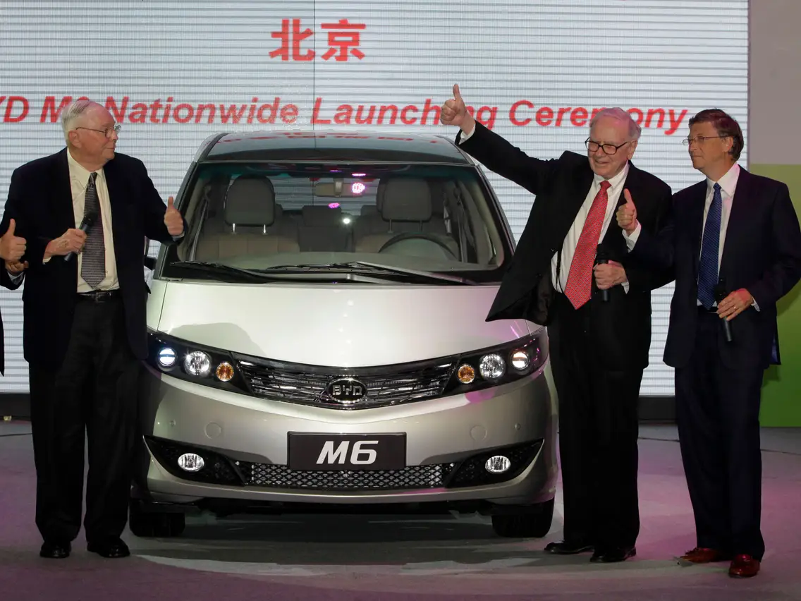 Ty phu Buffett ban gan 60 trieu USD co phieu trum xe dien Trung Quoc hinh anh