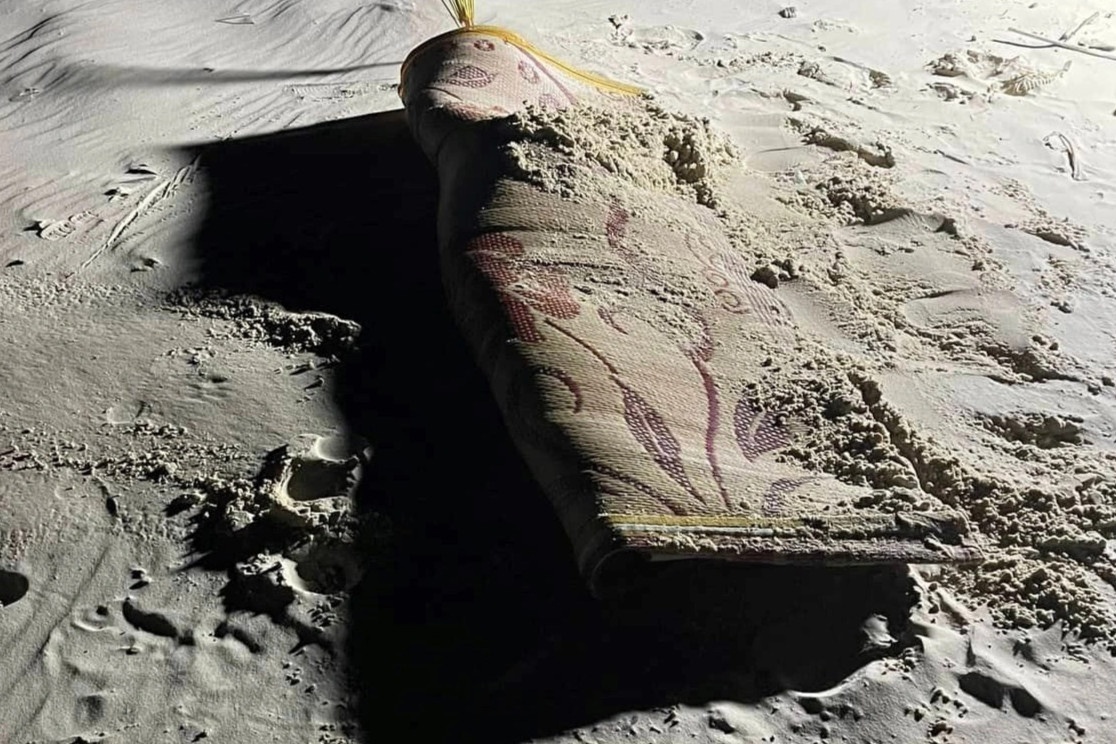 Phat hien thi the phu nu troi dat o bo bien Ha Tinh hinh anh