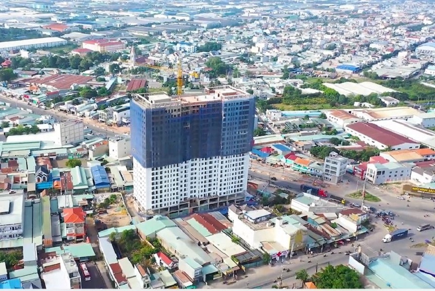 Lot chan xuong lo thong gio, nu cong nhan roi tu tang 11 tu vong hinh anh