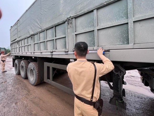 Bat xe container cho cat qua tai hon 400% hinh anh