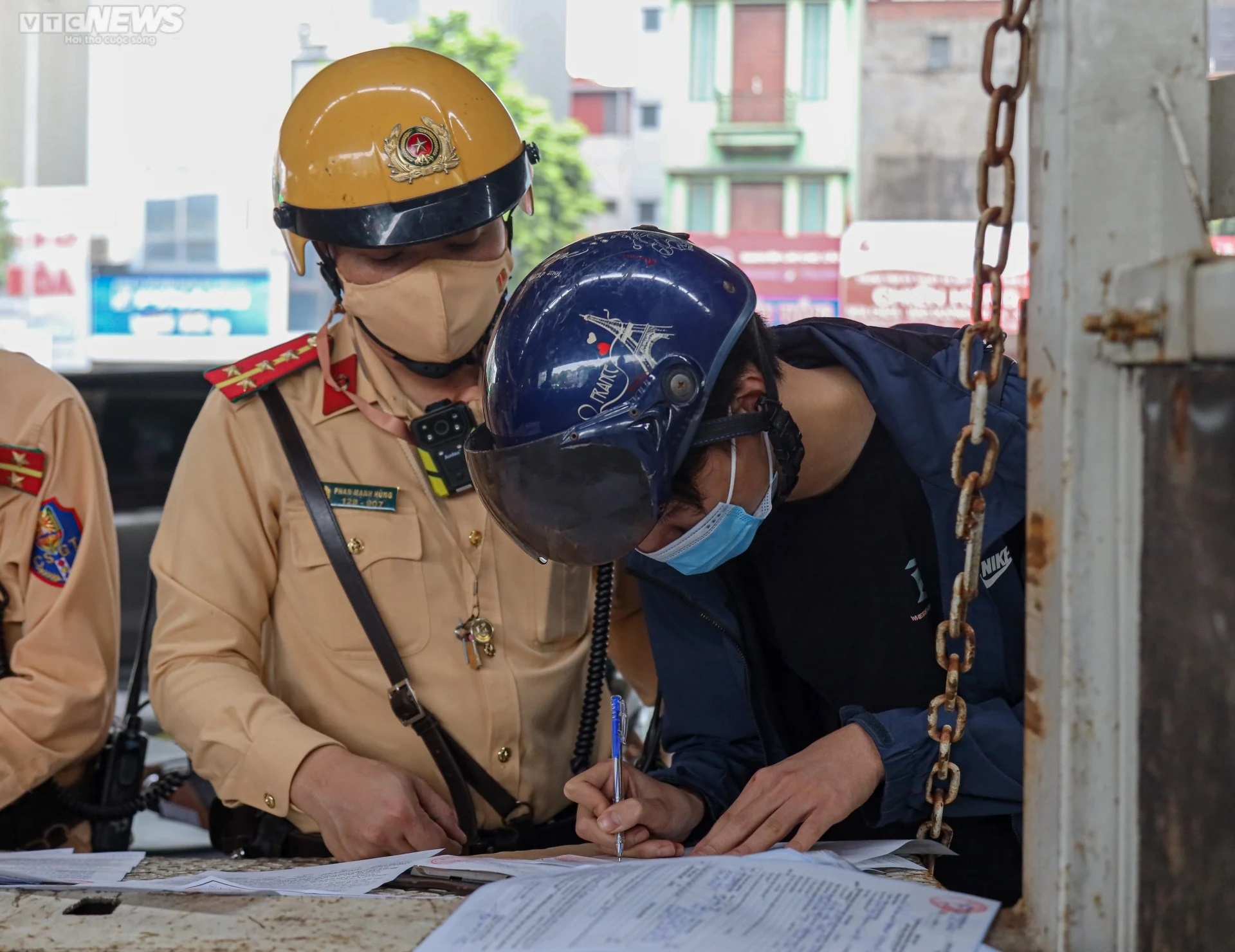 Thay CSGT, nhieu tai xe di nguoc chieu nhao nhao quay xe bo chay hinh anh