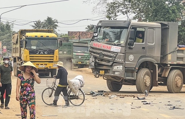 Khiep so 'hung than' xe ben cho vat lieu xay dung o Binh Dinh hinh anh