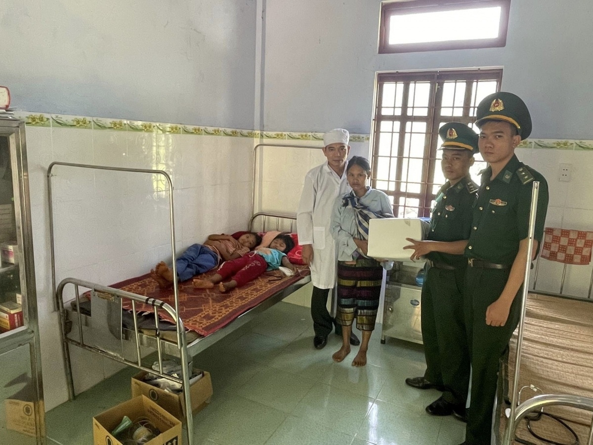 Cap cuu hai tre em nghi ngo doc do an nam hinh anh