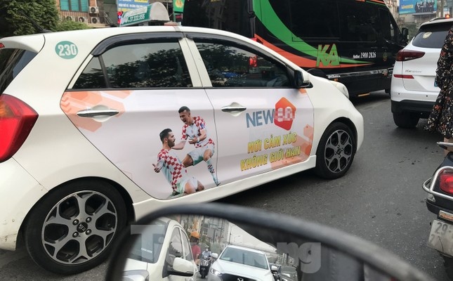 Xe taxi giua Thu do ngang nhien dan logo web ca do hinh anh