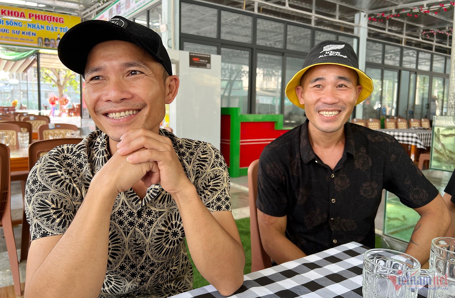 Thong tin bat ngo ve 2 anh em dung cam cuu song 4 nguoi tren bien hinh anh