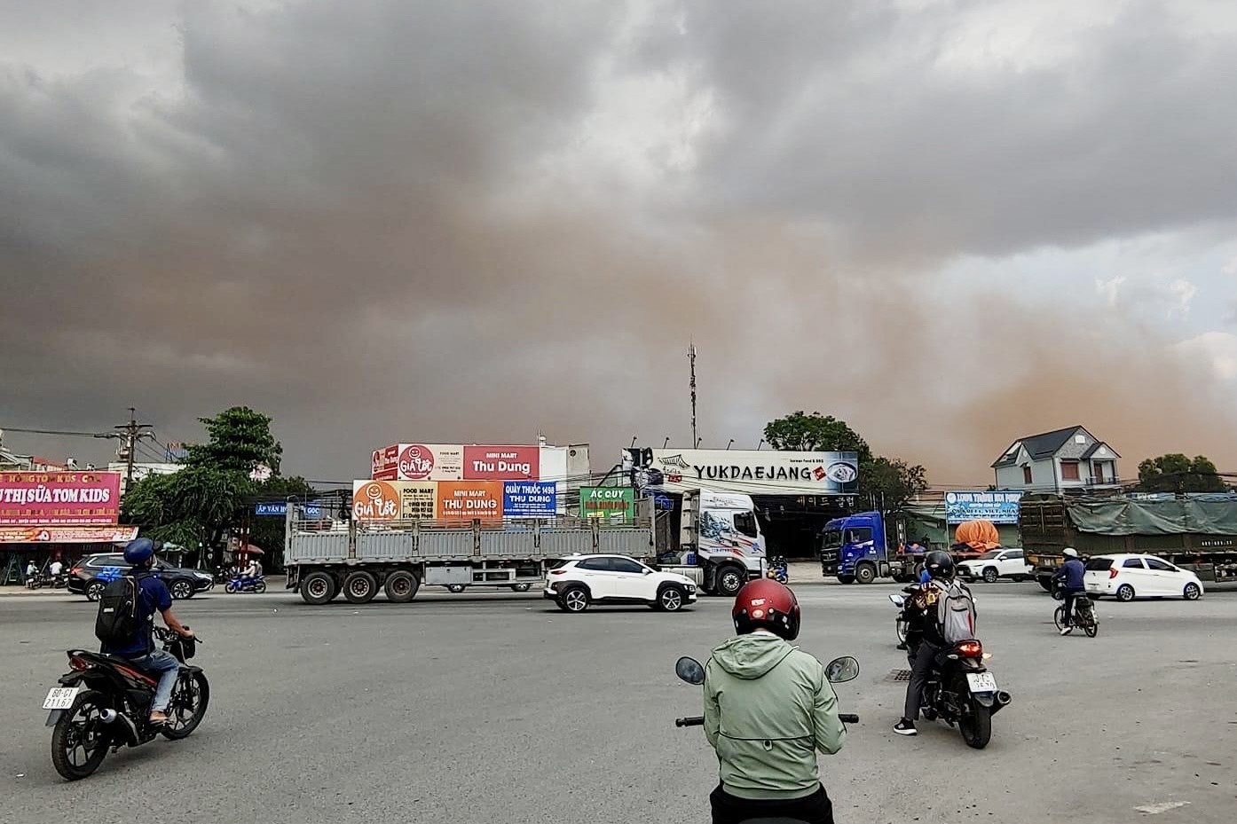 Giong loc cuon bui san bay Long Thanh lo lung trum len nhieu ho dan hinh anh