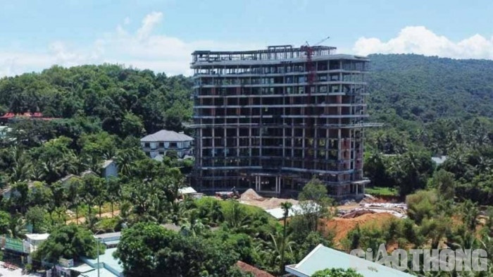 Cuong che khach san 12 tang xay trai phep o Phu Quoc truoc 15/5 hinh anh