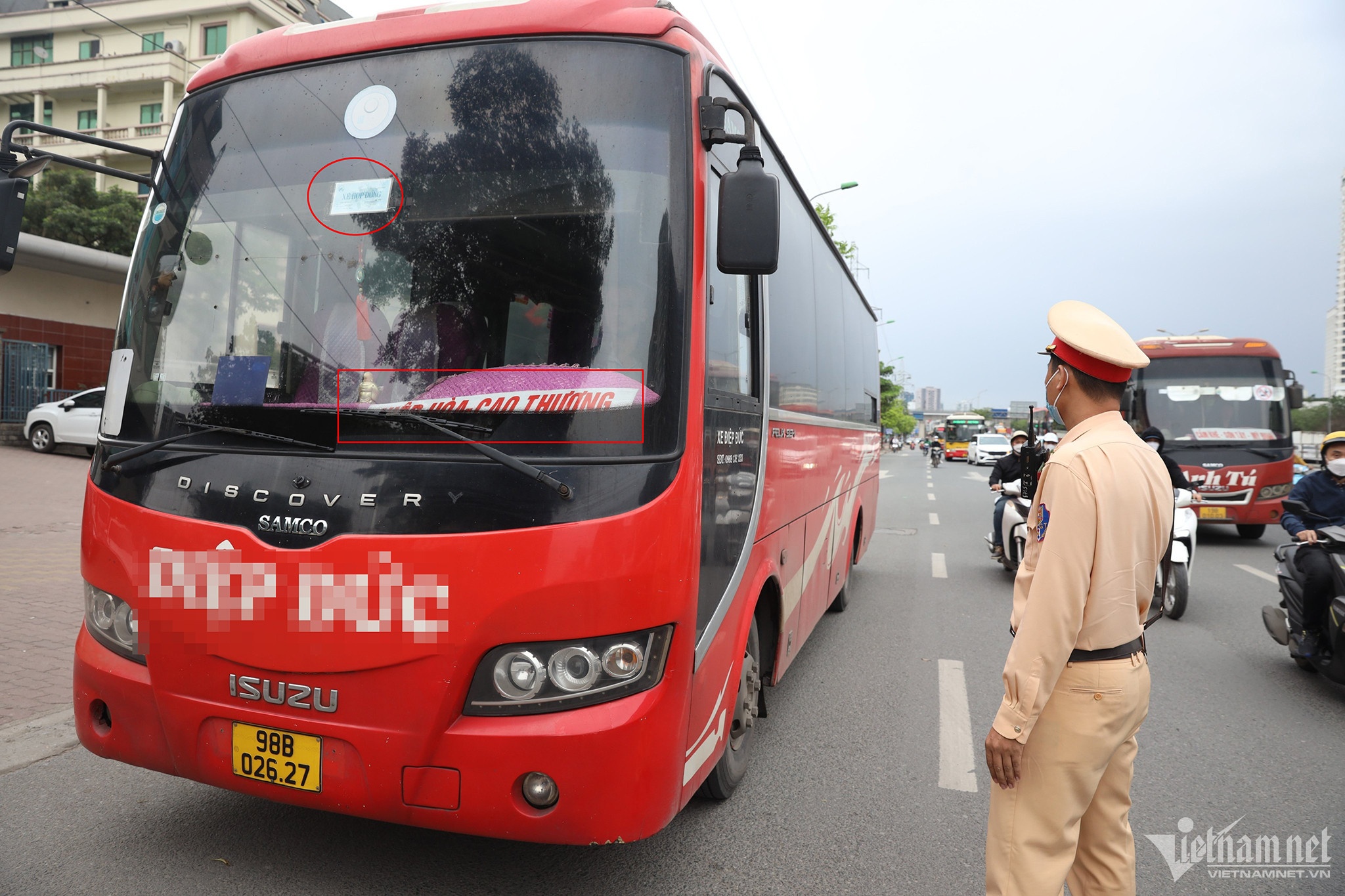 CSGT tuan tra ket hop cam chot de xu ly xe bat khach doc duong dip le hinh anh