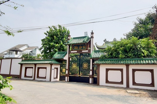 Be gai so sinh bi bo roi truoc cong chua o TP.HCM hinh anh