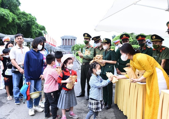 Hon 50.000 luot nguoi vao Lang vieng Chu tich Ho Chi Minh hinh anh