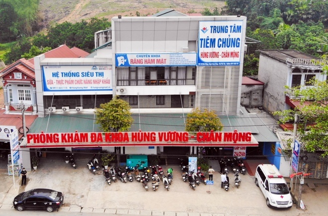 Nu ho ly len bo thuoc chuot vao thuc an thua cua phong kham hinh anh