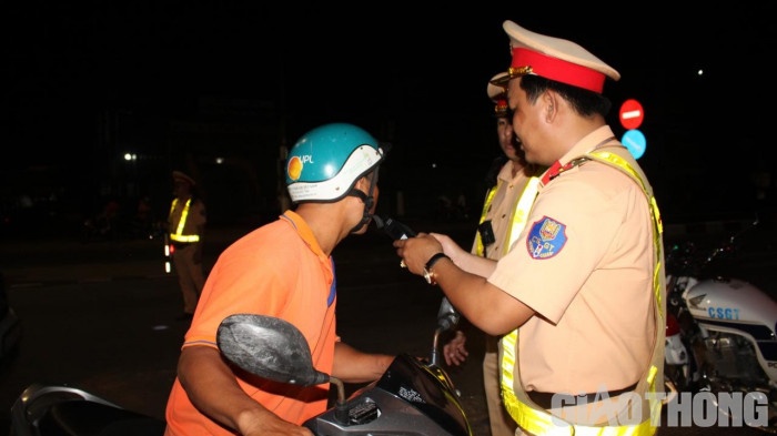 Hai pho chu tich xa o Ca Mau vi pham nong do con, khong bang lai xe hinh anh