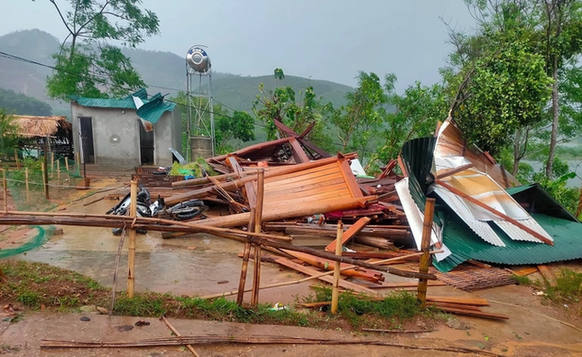 Loc xoay lam hai nguoi bi thuong, sap hang tram nha dan o Nghe An hinh anh