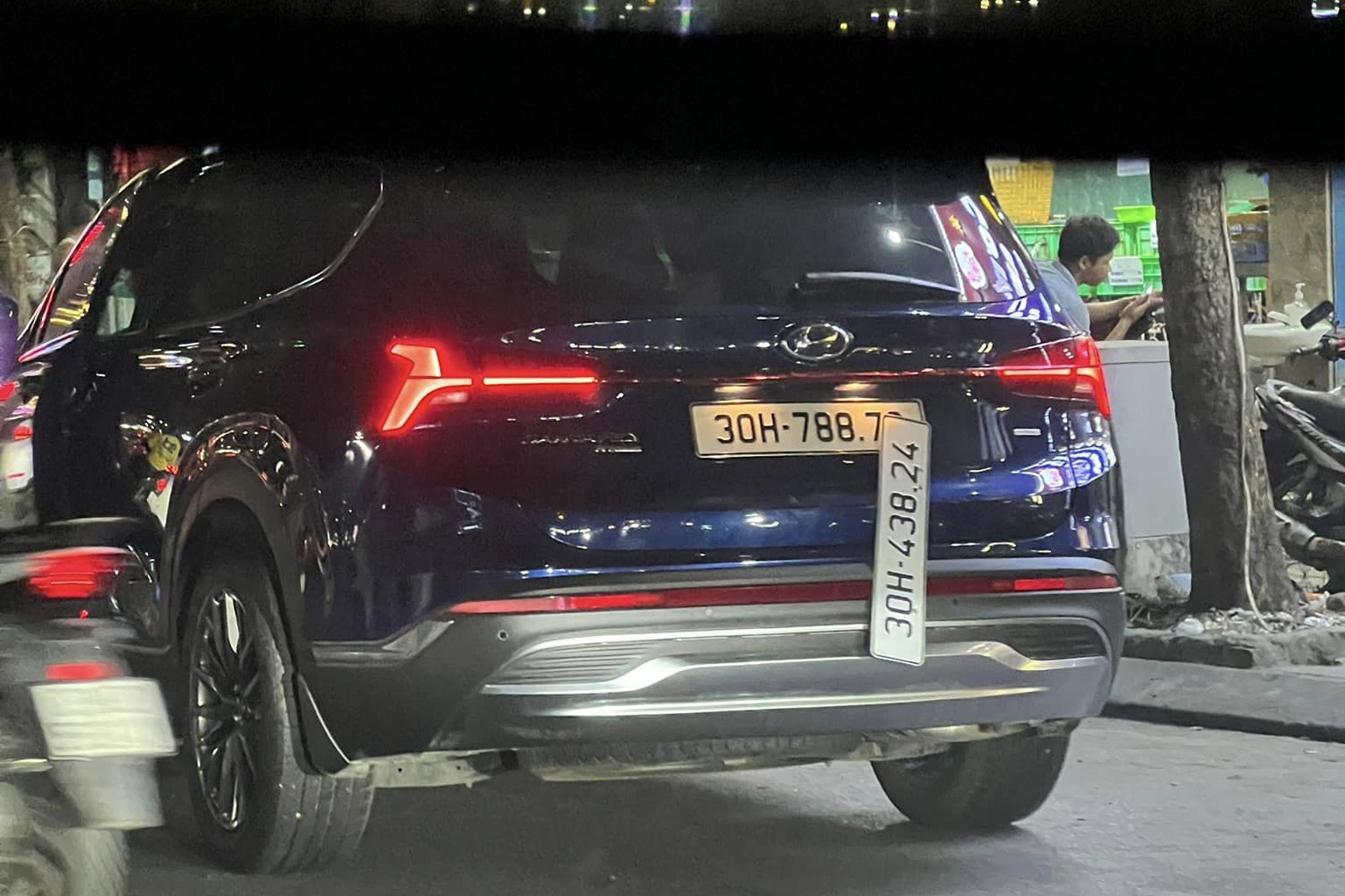 Xac minh hinh anh oto Santa Fe deo hai bien kiem soat Ha Noi hinh anh