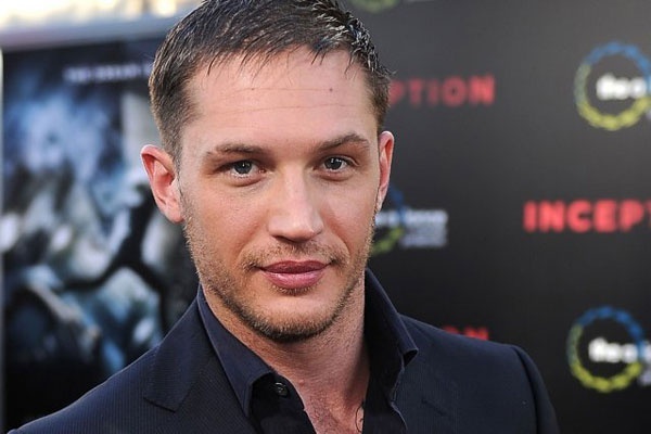 Su that sau nhung chiec mat na cua Tom Hardy hinh anh