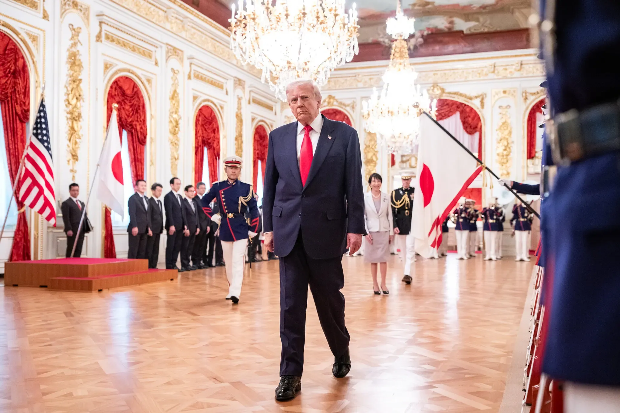 Tong thong Trump - Nha kien tao hoa binh va nghe si chinh tri hinh anh