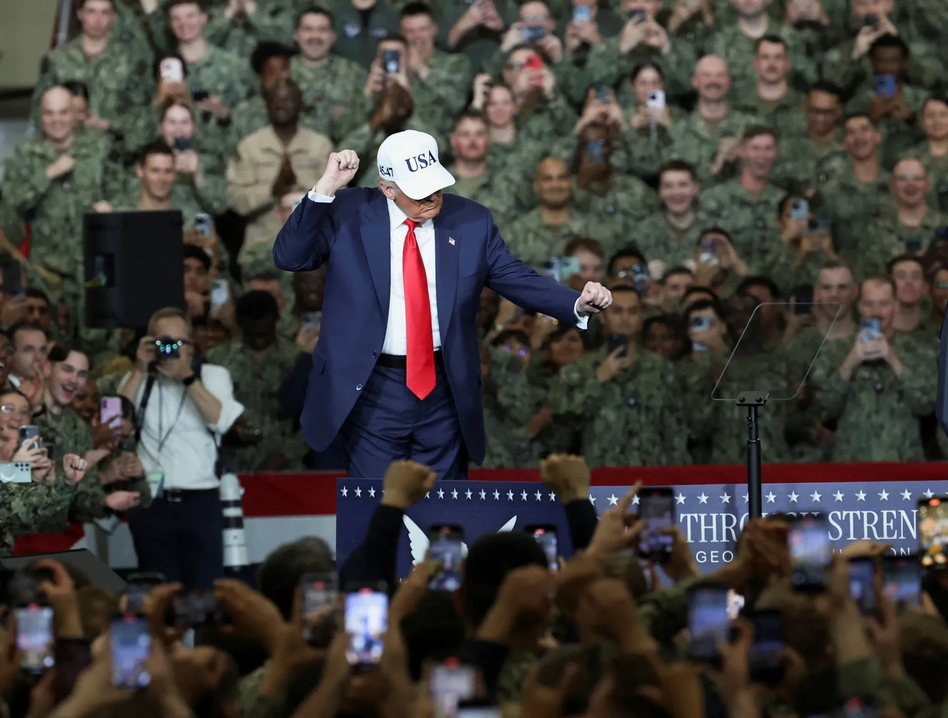 Ong Trump xay dung hinh anh ra sao trong chuyen cong du chau A? hinh anh