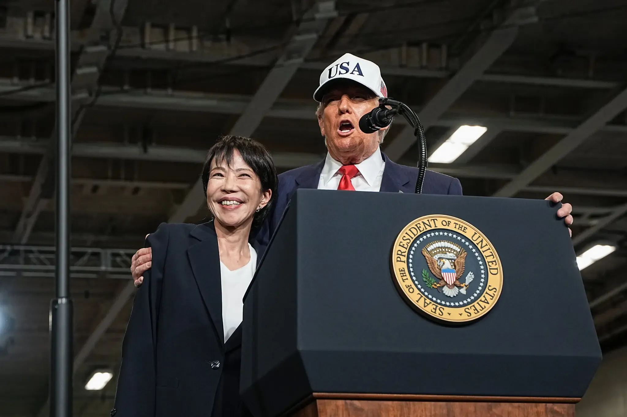 'Ba dam thep' Takaichi ghi diem tuyet doi hinh anh