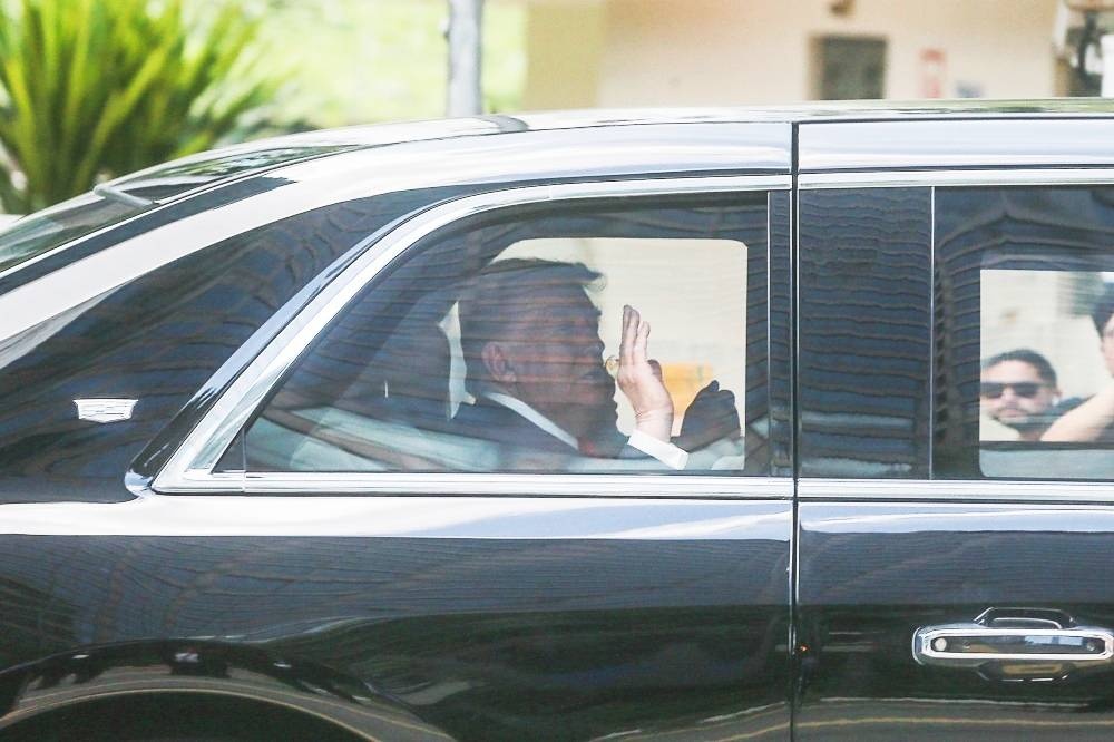 Trump den chau A anh 1