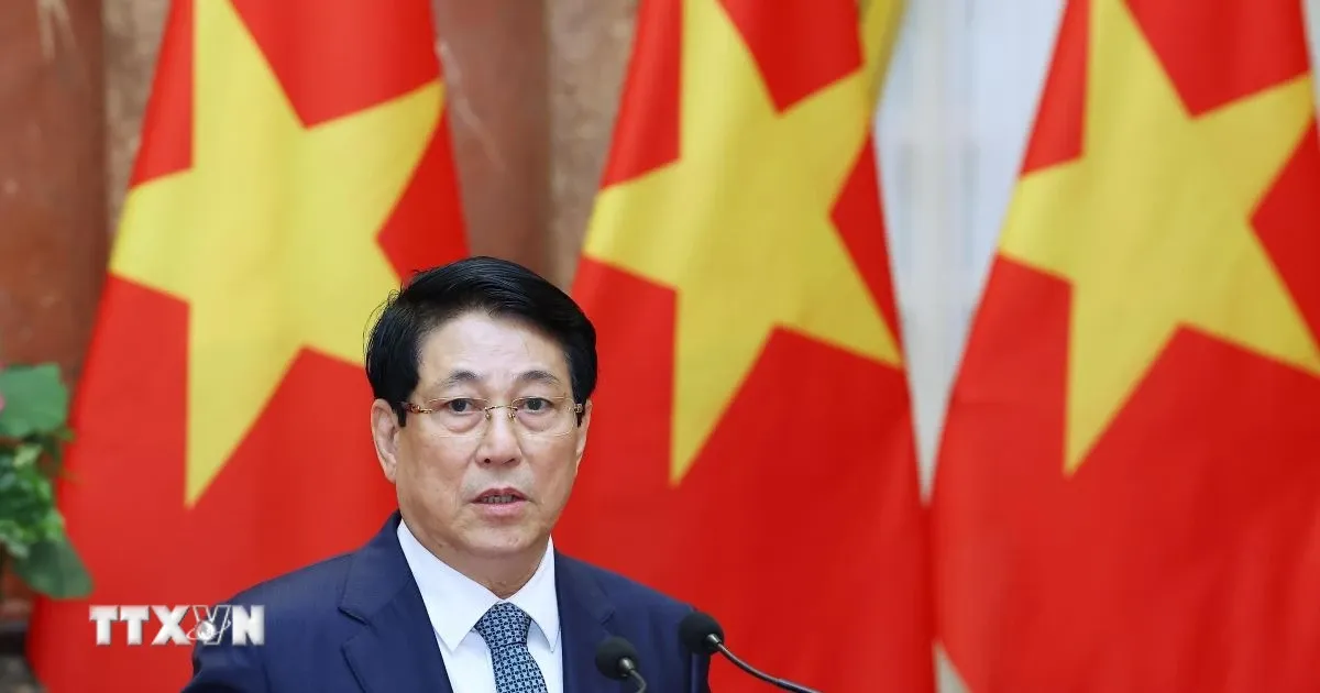 Chu tich nuoc Luong Cuong len duong du Tuan le cap cao APEC hinh anh