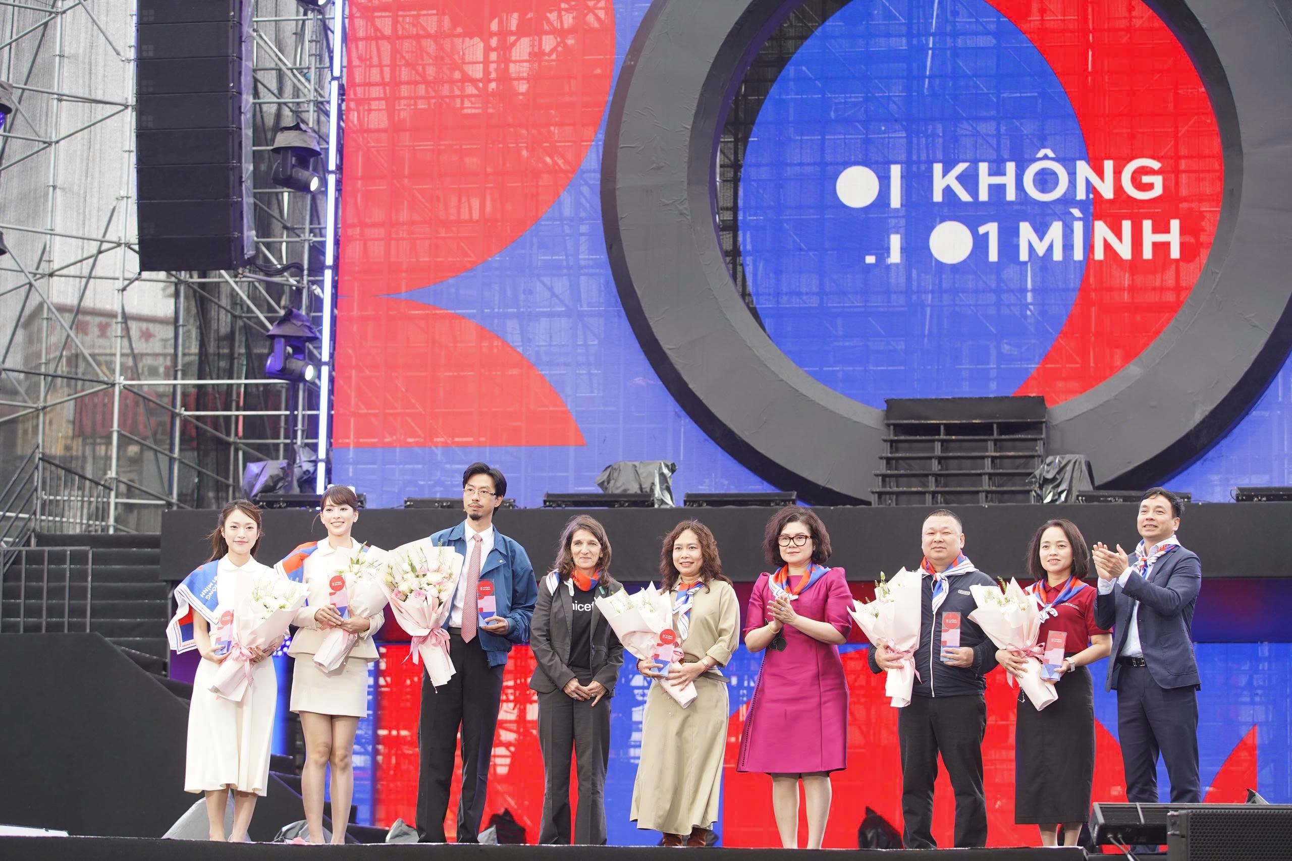 Khong Mot Minh anh 2