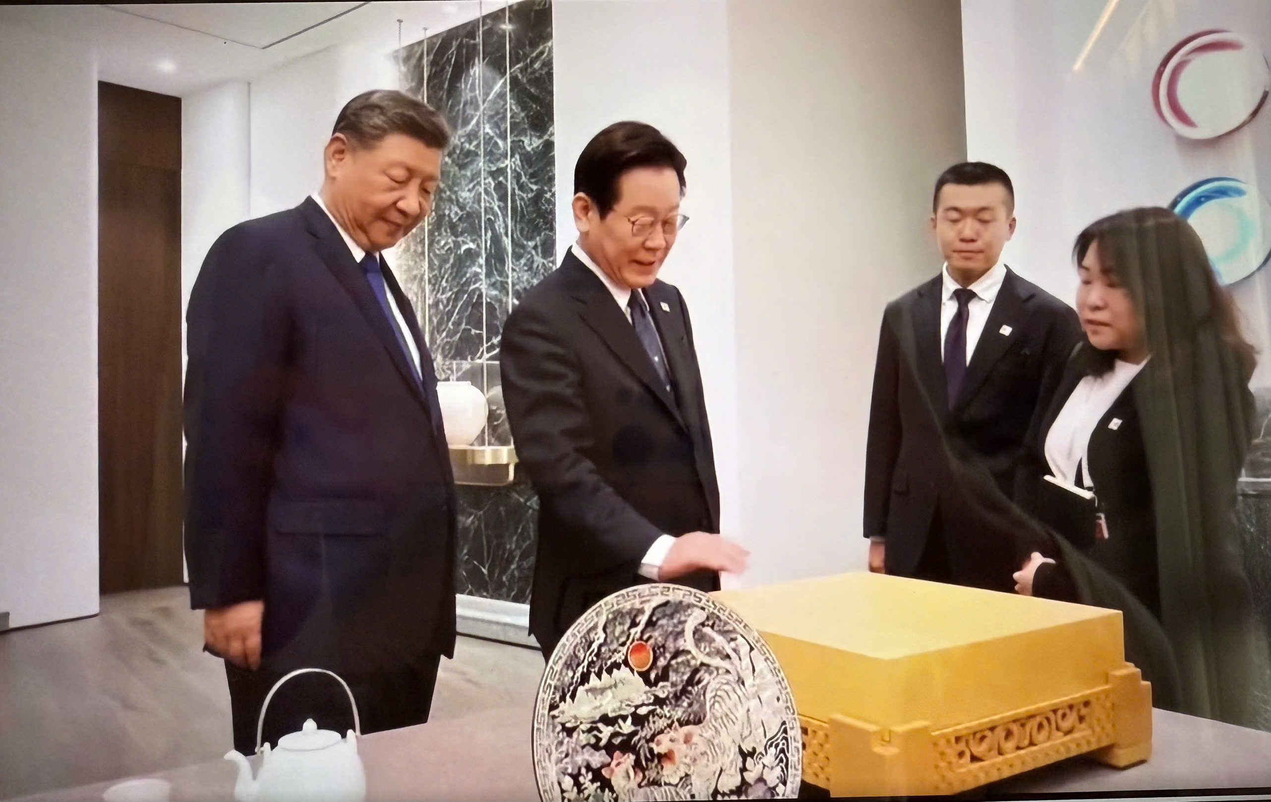 Bi mat mon qua Tong thong Han Quoc tang Chu tich Tap hinh anh