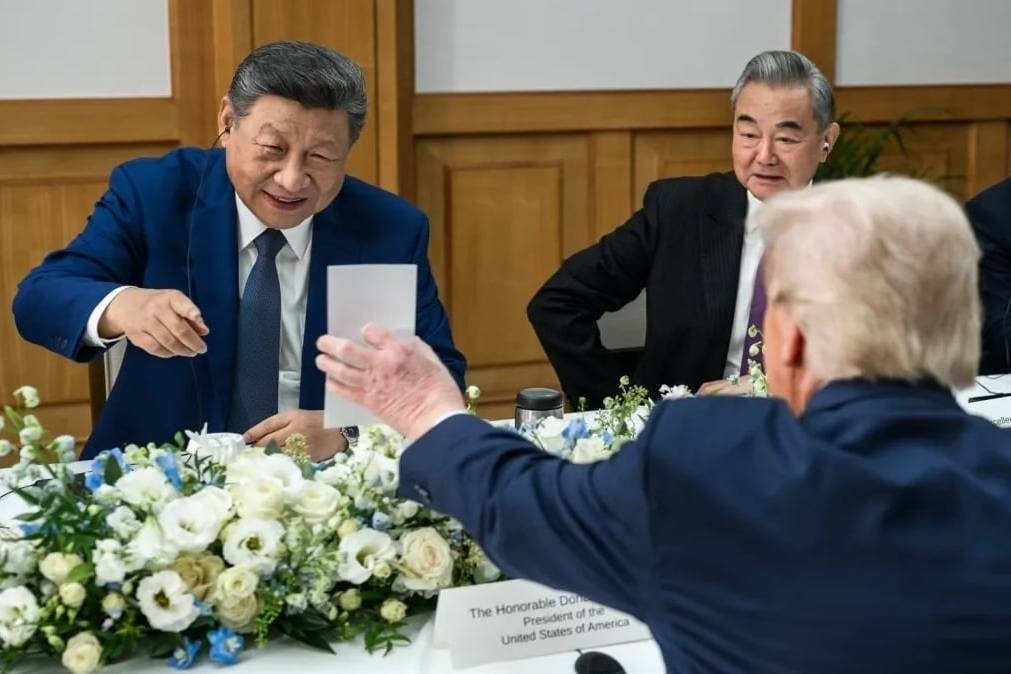 To giay bi an cua Tong thong Trump khien ong Tap bat cuoi hinh anh